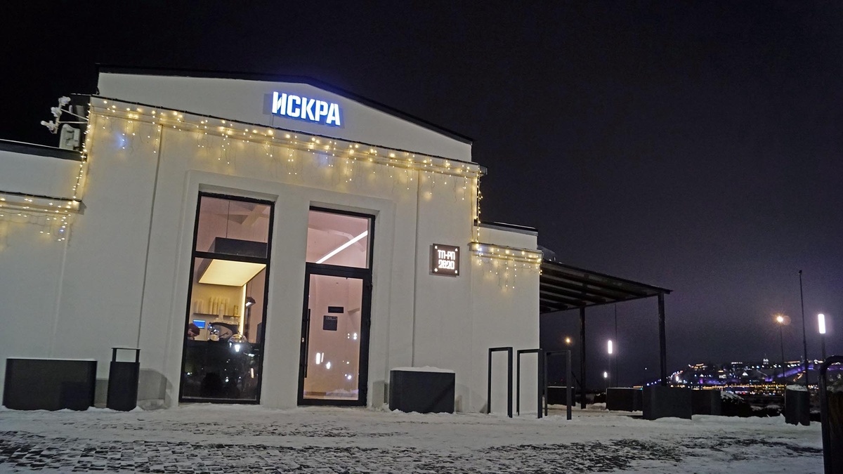 Небольшое здание бывшей трансформаторной подстанции отреставрировали и превратили в модную кофейню с православным уклоном