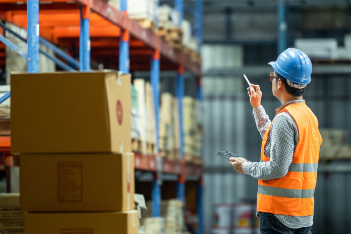    Автоматизированный склад: роботы выполняют задачи, трансформируя рынок труда.