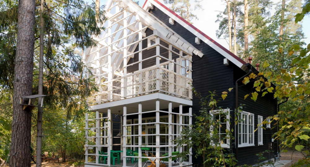 Обзор по средам для гурманов: Деревянный дом в Подмосковье и ещё три ярких дома