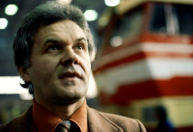 Главный конструктор электровозостроительного завода объединения "Škoda" Франтишек Палик на фоне электровоза ЧС4Т. Источник: Олег Иванов 