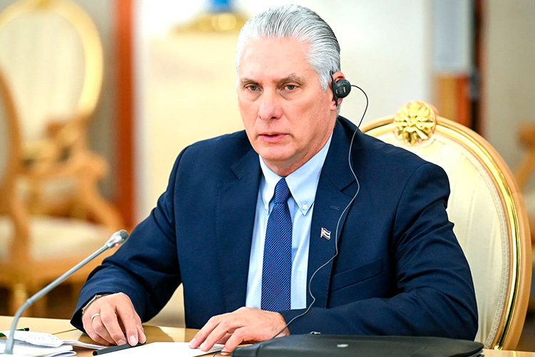    Смена президента Кубы ускорит структурные изменения в кубинской экономике и откроет остров для американских инвесторов и компаний, пишет NYT.   
Фото: kremlin.ru