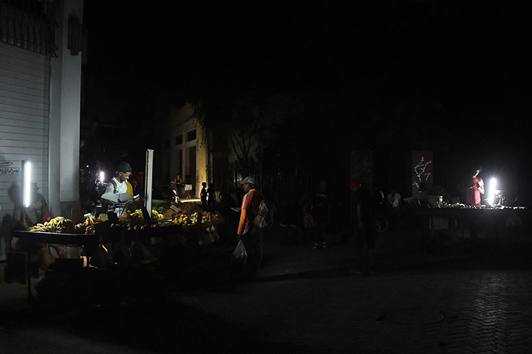    В понедельник вся Куба вновь осталась без электричества на фоне нефтяной блокады США и многомесячных перебоев с топливом и энергоснабжением.   
Фото: © Joaquin Hernandez / XinHua / www.globallookpress.com