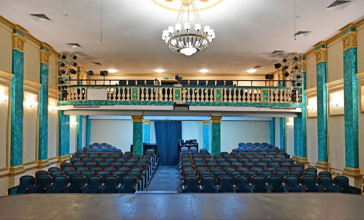 Актовый зал после  ремонта.