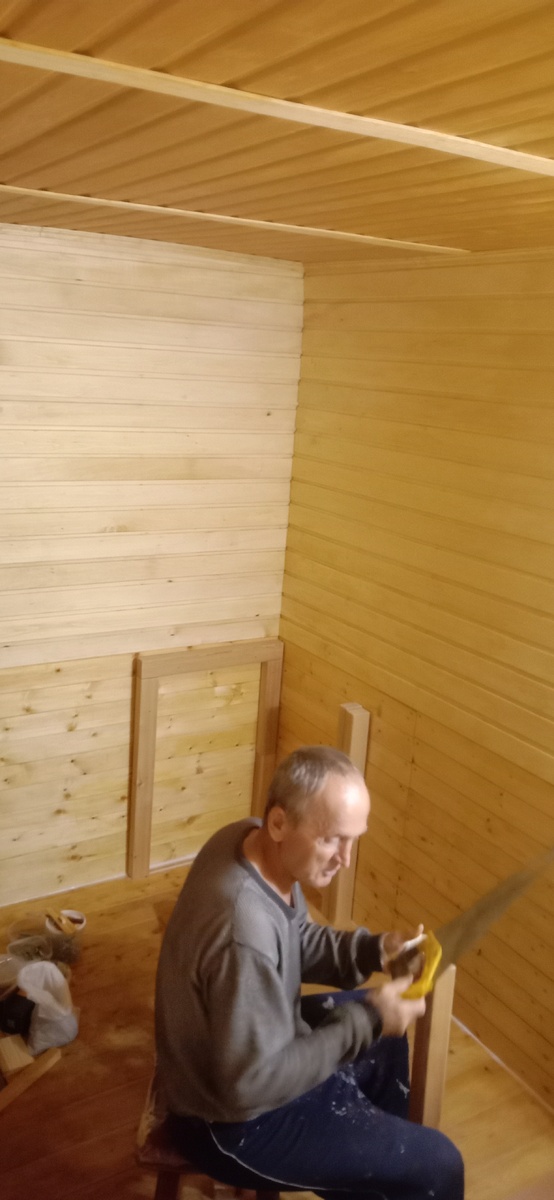 Установка стоек высокой полки