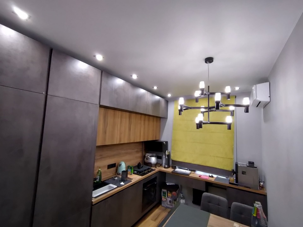 Матовый потолок делает свет мягким и спокойным