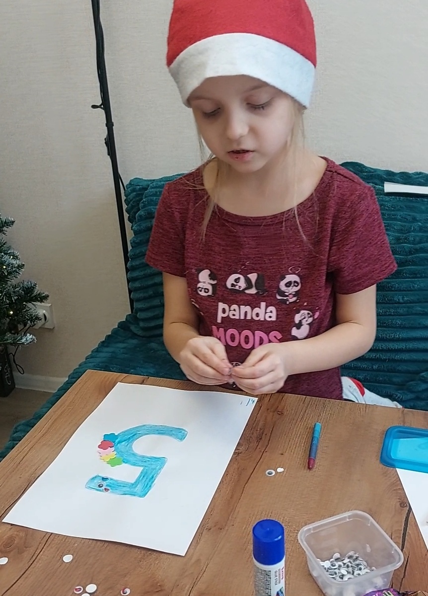 Учим цифры в игровой форме, используя творчество. Раскрашиваем, украшаем, оживляем. Так ребенок быстро запоминает цифры. Занимаемся под веселую музыку, для ребенка это не обчение, а веселое, интересное времяпрепровождение. 