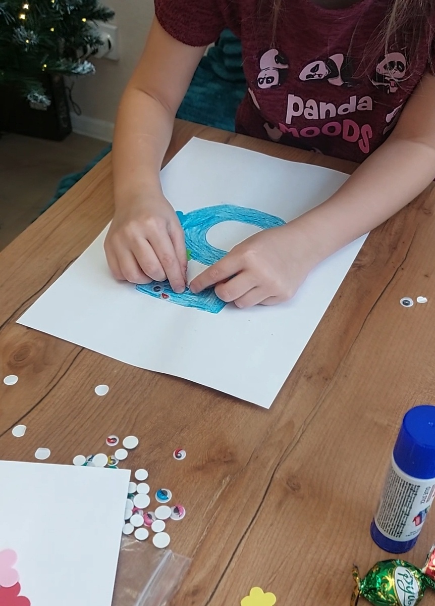 Приклеиваем столько украшений, какая цифра у нас изображена. На цифре 5 - 5 цветочков. 