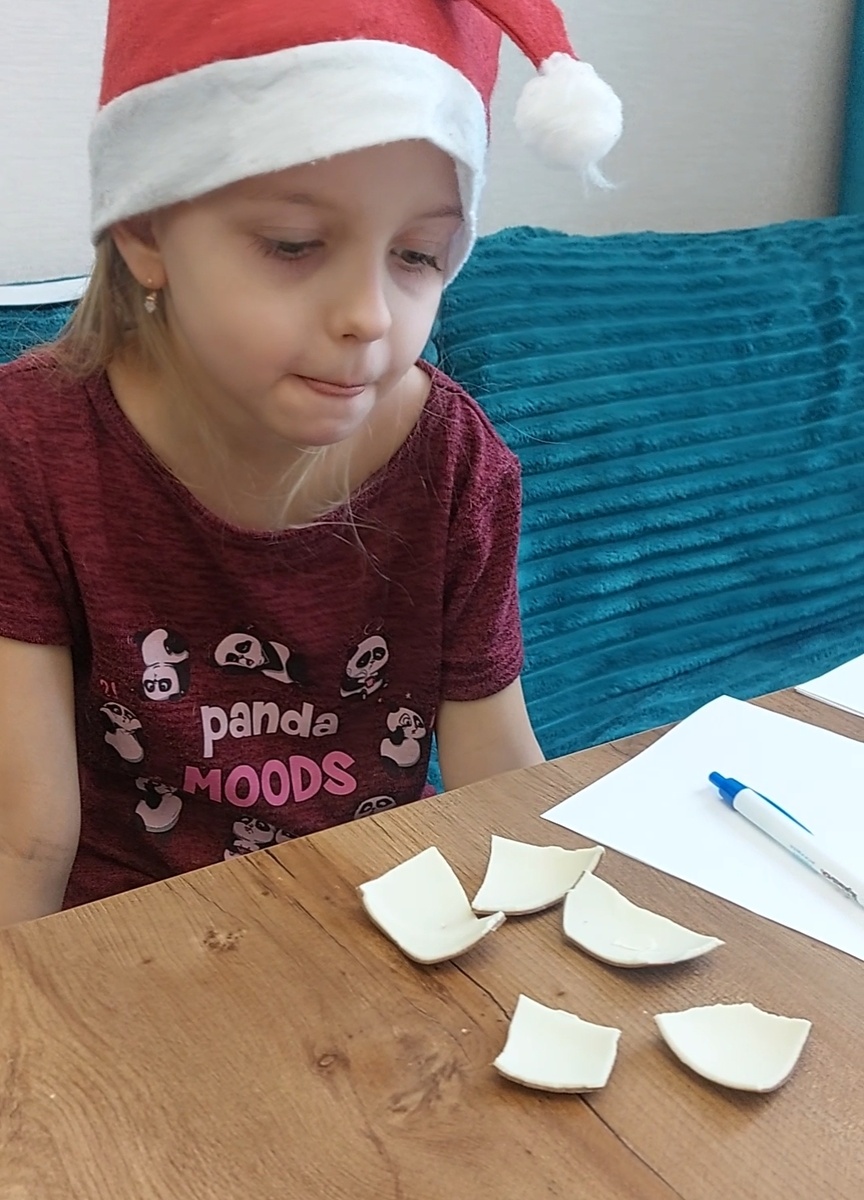 Ребенок кушает шоколадку? За одно и посчитаем, сколько штук осталось. А если сьесть еще кусочек, то сколько останется? 