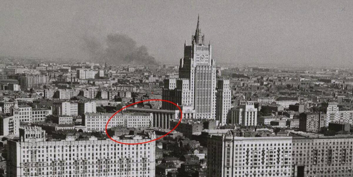 Здание Торгсина на панораме Москвы. Вид на Смоленскую набережную и набережную Тараса Шевченко с гостиницы Украина с высоты 34 м. Умнов Е. П. 1956 г. Фрагмент