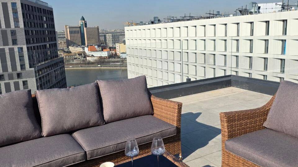 Делимся атмосферой проекта Инсайдер: собственная терраса, город и солнечный день