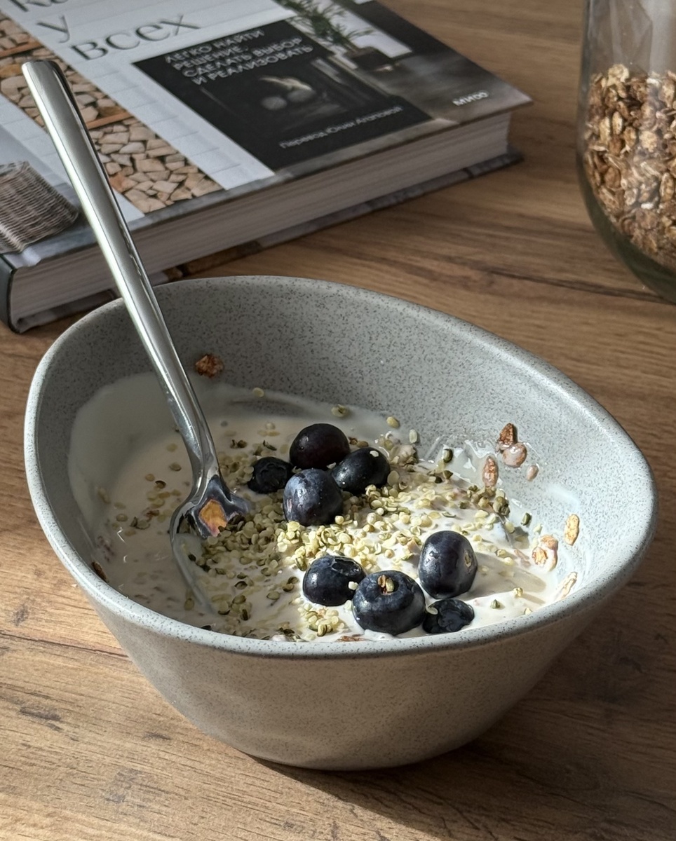 домашняя ряженка с гранолой, ядрами конопли и ягодами