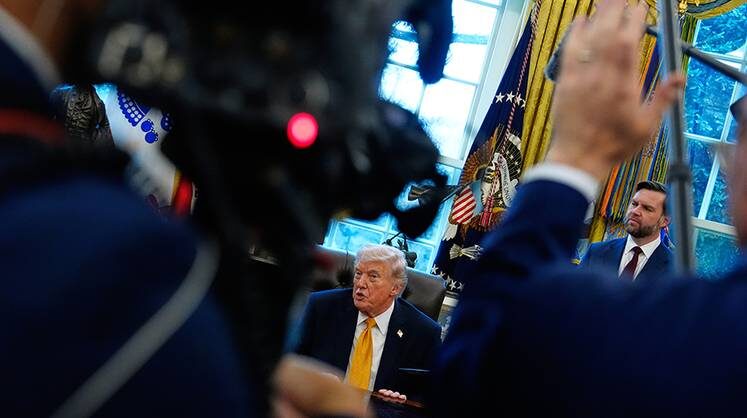    AP/TASS Президент Дональд Трамп выступает в Овальном кабинете Белого дома