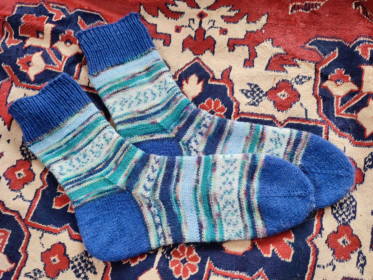 Готовые носки из остатков пряжи