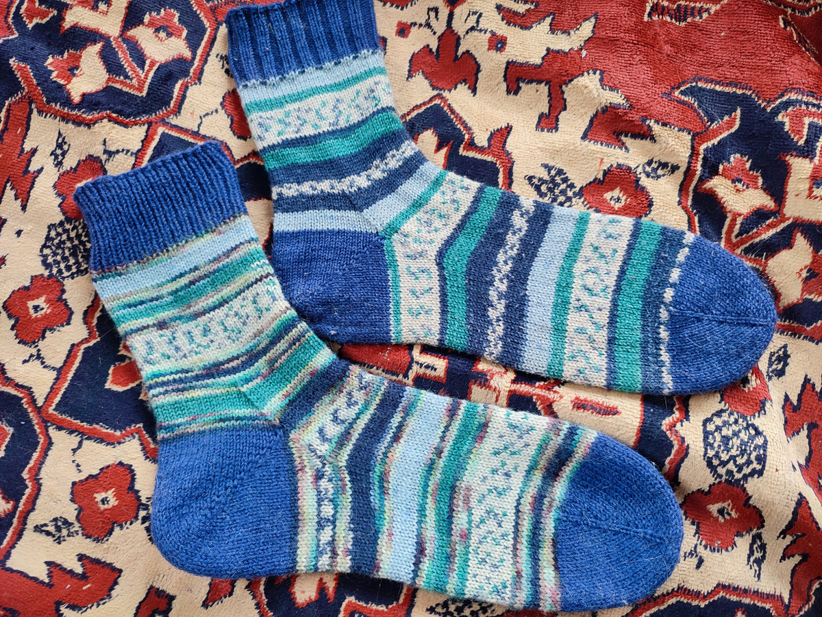 Снизу мой эксперимент из остатков, сверху - первая пара носков. 