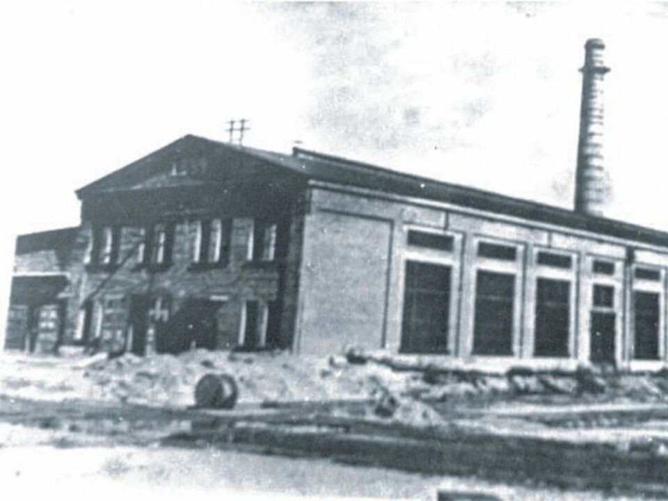 Белпромпроектом закончена разработка и согласование проекта завода. Начато строительство заводских корпусов 1948г. Источник: belaz.by