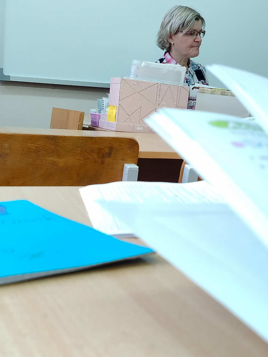 Это учительница наша