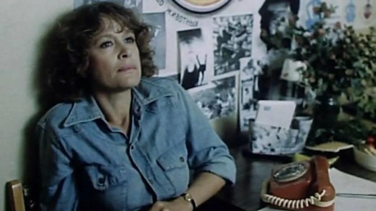 Марина Неелова в роли журналистки в хф "Мы веселы, счастливы, талантливы". Режиссер Александр Сурин.