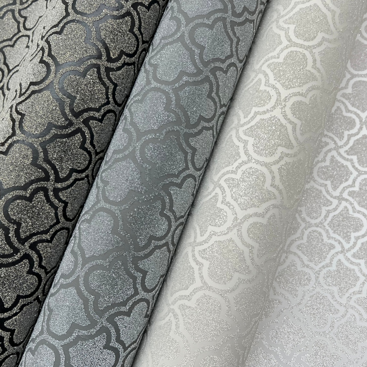  Современный дамасский узор украшен стеклярусом с роскошным переливом света на модных оттенках фона.