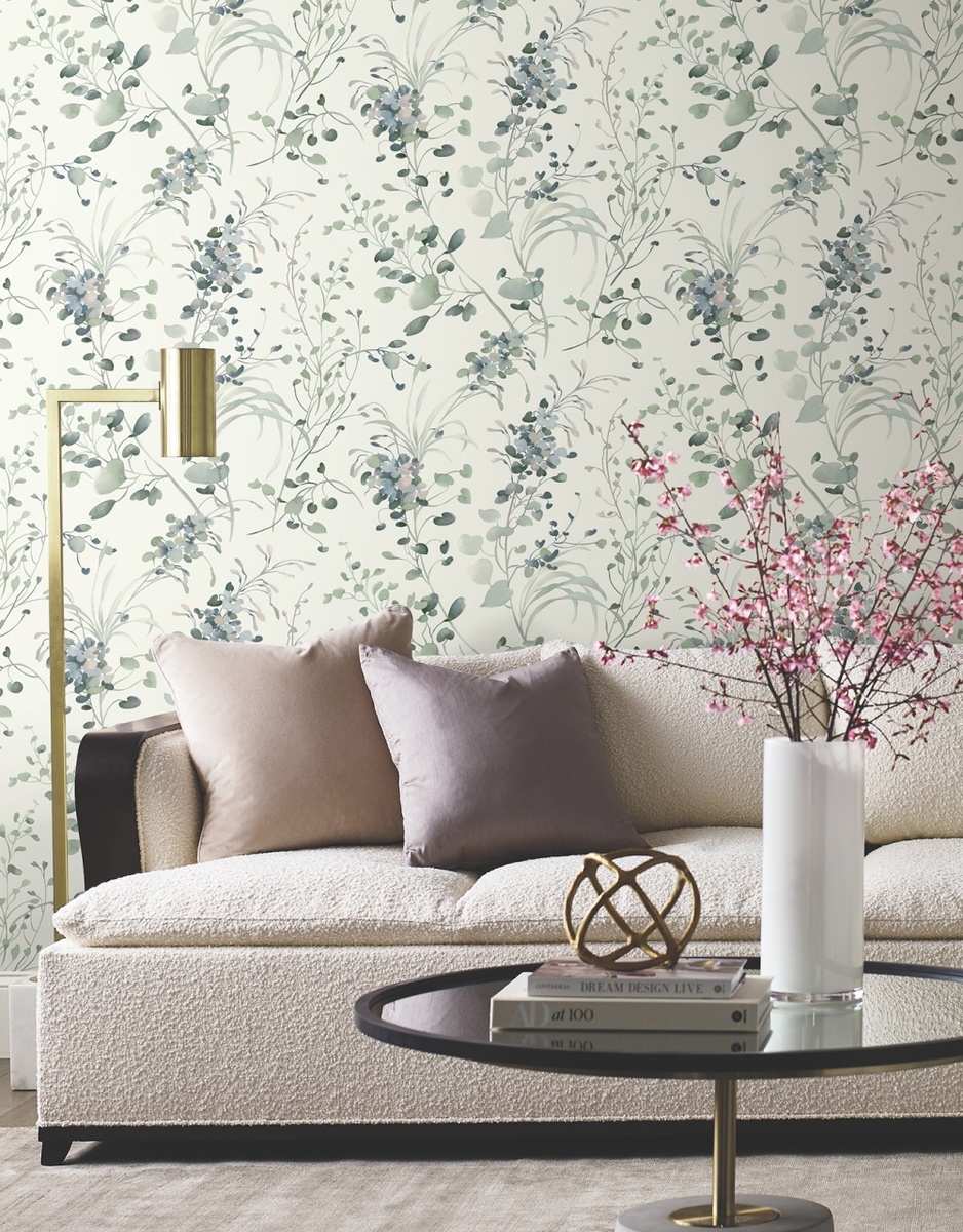 Акварельный рисунок демонстрирует природную красоту нежных стеблей и сердцевидных листьев, создавая весеннюю атмосферу.