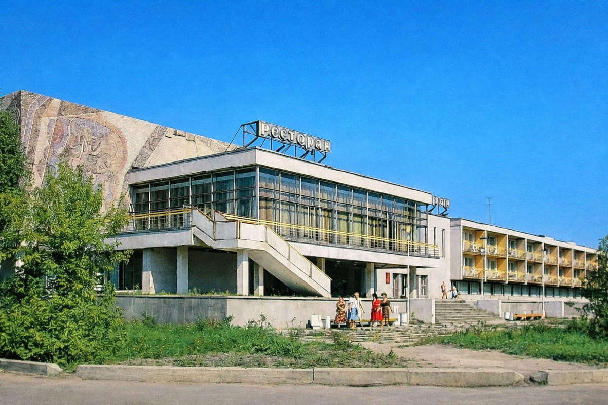 Гостиница "Ростов" г.Ростов Великий. фотография взята из открытых источников (ВКонтакте) и обработана с помощью нейросети для усиления деталей и цвета.