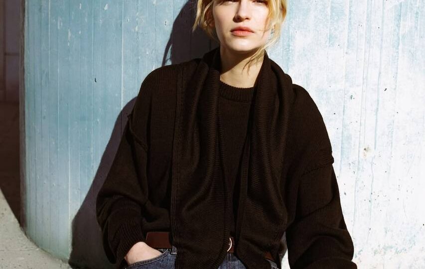 Вязаная косынка - это всегда хорошее решение