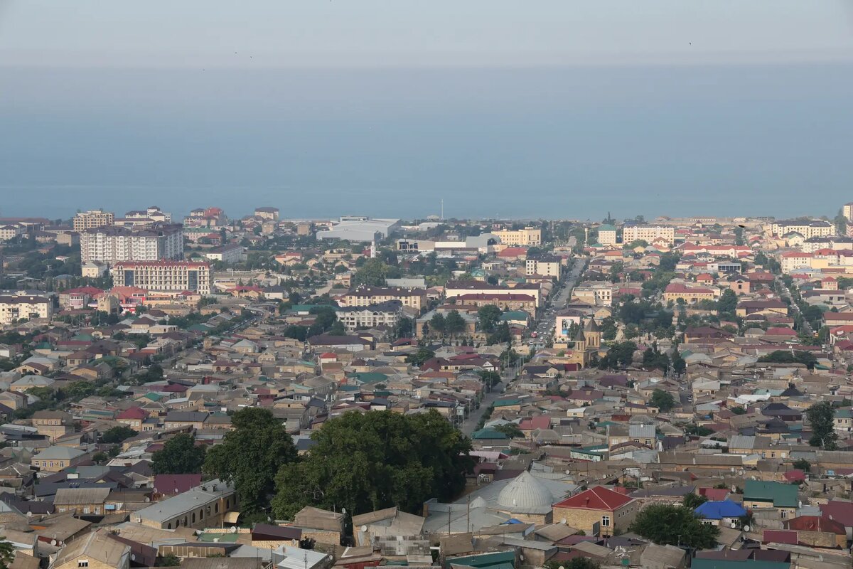     Вид на город Дербент из крепости Нарын-Кала. © РИА Новости. Сергей Савостьянов