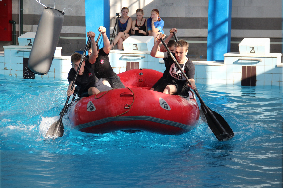 На снимке: спортсмены Тимур Лисовский, Матвей Славгородский, Ярослав Гончаров и Максим Чурин изо всех сил стремились к победе.