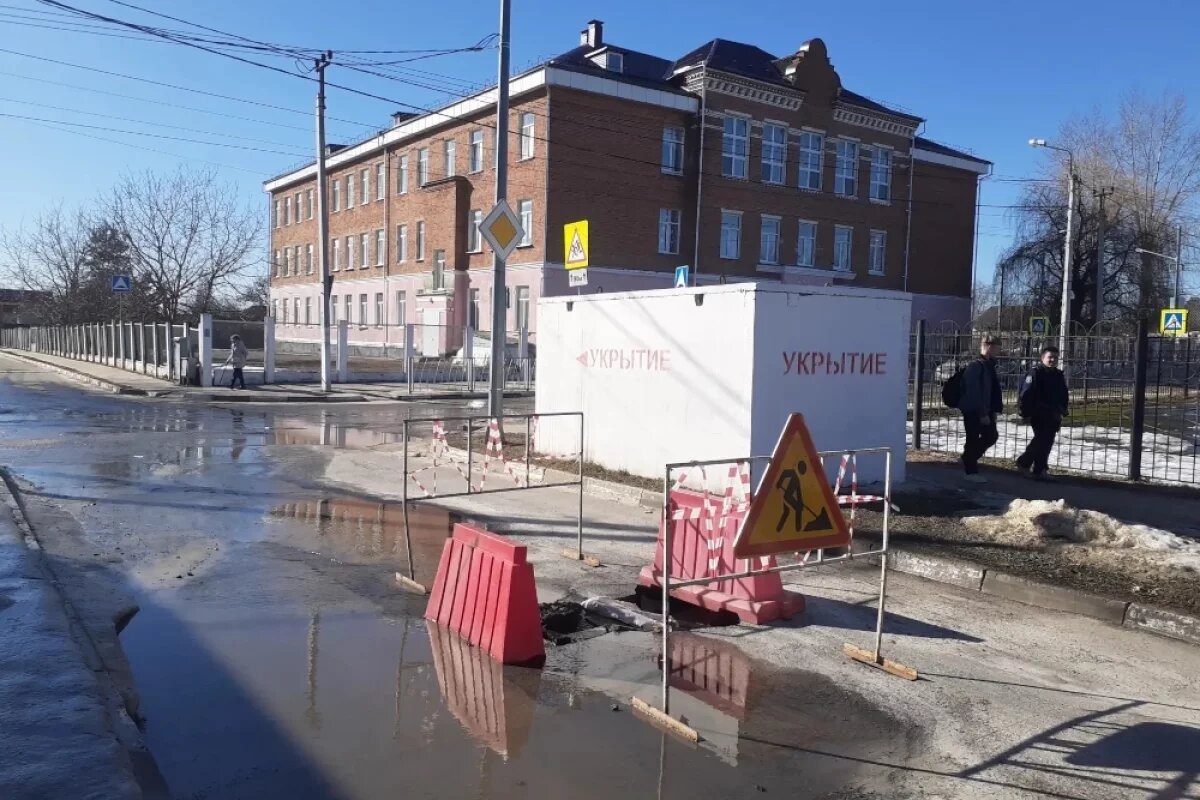    Огромная яма в Белгороде образовалась у школы № 17.