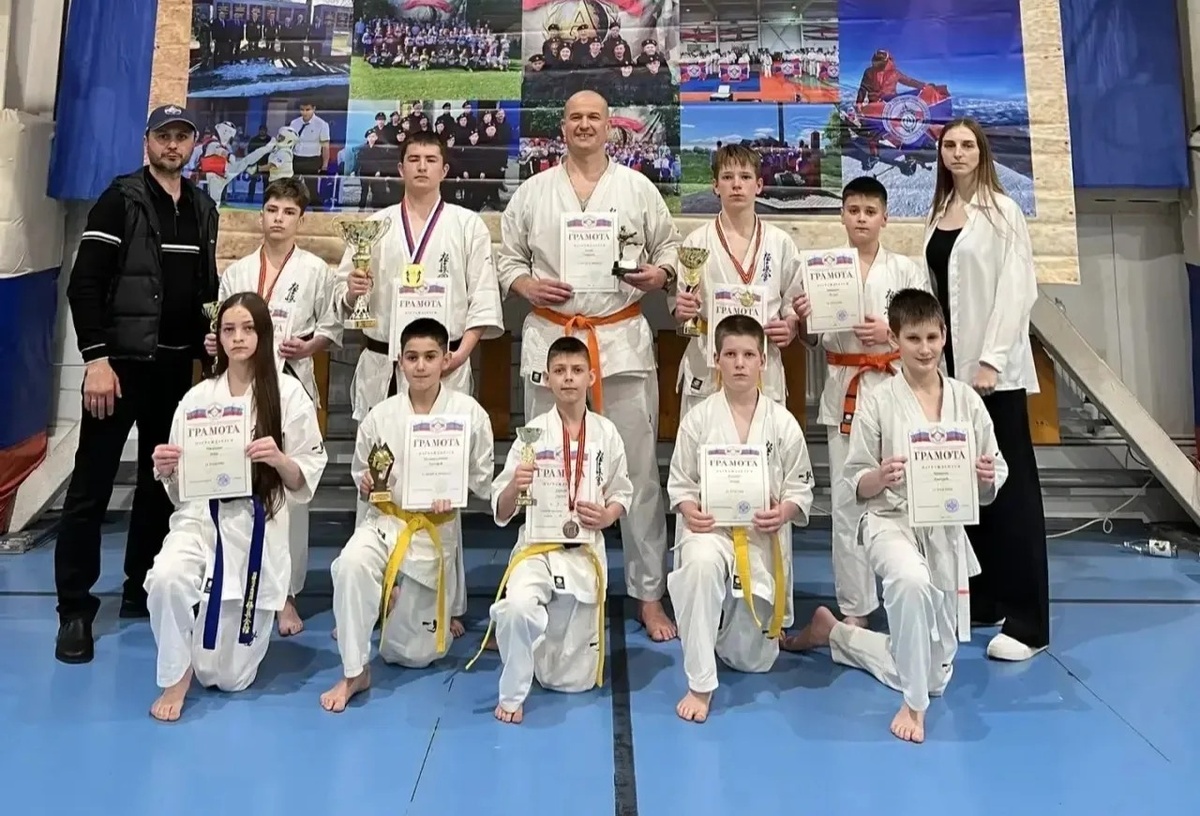 Участники соревнований с тренерами Сергеем Тихоновым и Екатериной Козловой.