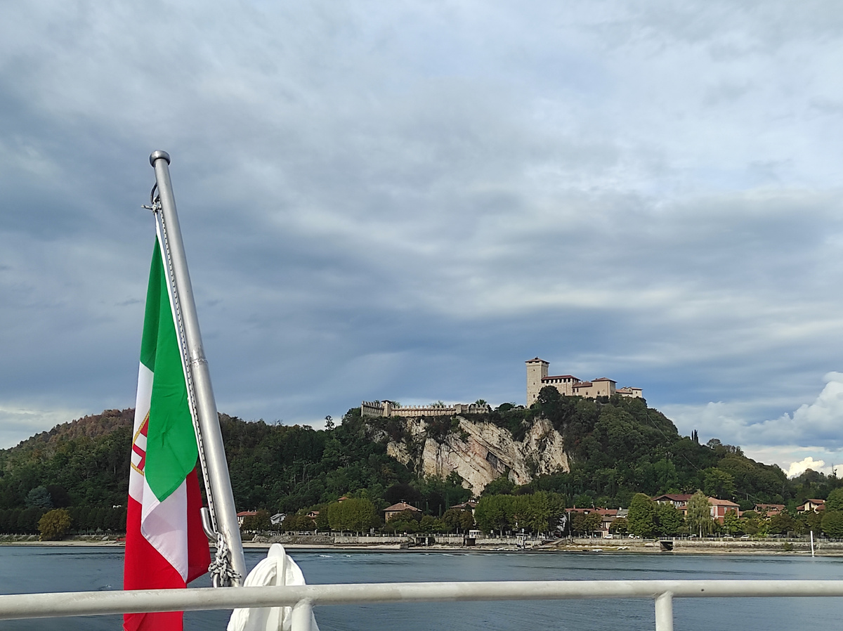 Озеро Маджоре, вид на город Анджера