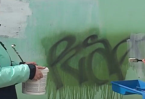     Красноярцы начали получать штрафы за надписи на фасадах своих домов