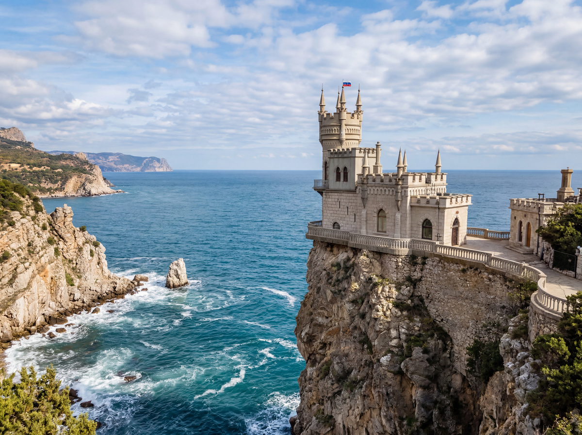 «Ласточкино гнездо» — псевдоготический замок, расположенный на отвесной 40-метровой скале мыса Ай-Тодор в посёлке Гаспра Ялтинского городского округа Крыма.