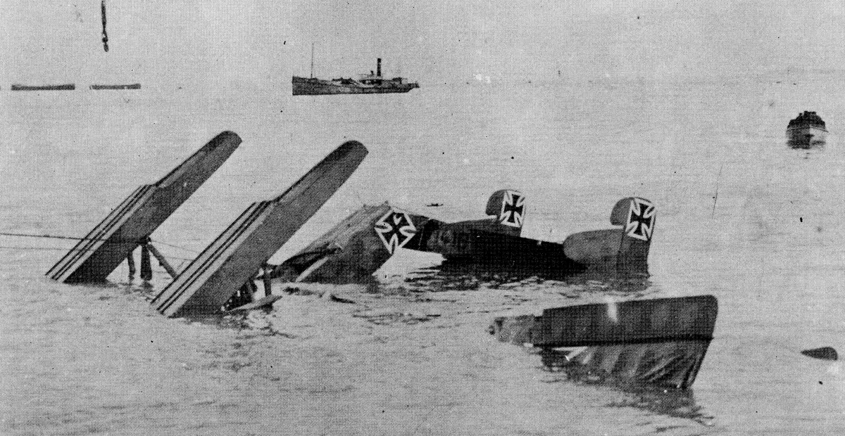 Для самолетов тоже не все заканчивалось благополучно -  гибель поплавкового гидросамолета-торпедоносца Gotha WD 14 (номер германских ВМС 1418) после жесткое соприкосновение с водной поверхностью во время посадки в Зеебрюгге