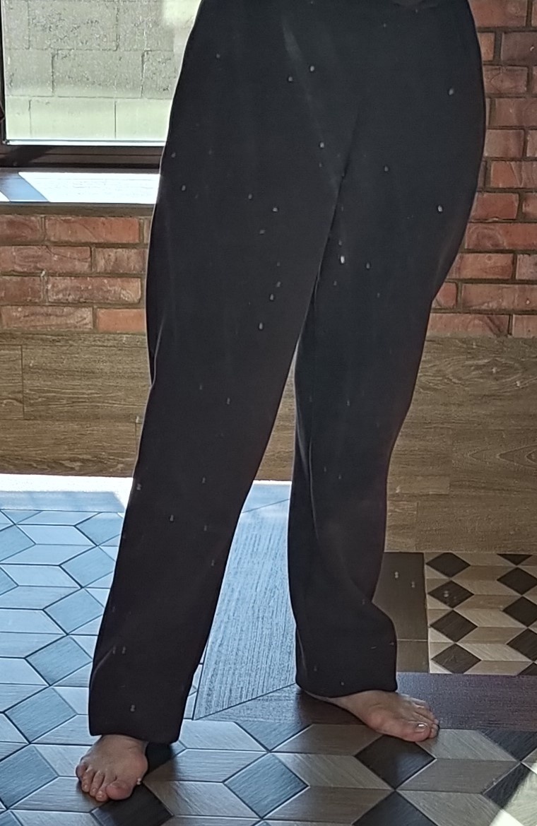 Это ещё в процессе пошива, контрольная примерка. Осталось вставить резинки в штанины.