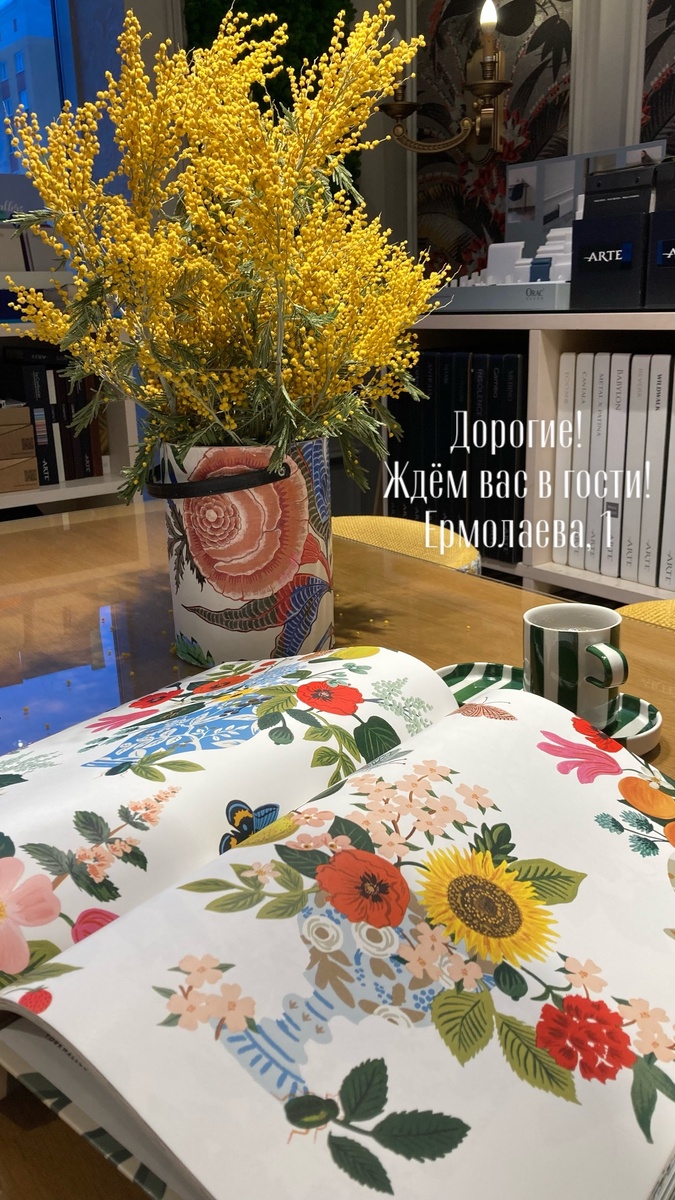 Роскошные вазы переполнены цветочными композициями с ягодами и плодами, и украшены порхающими бабочками вокруг.