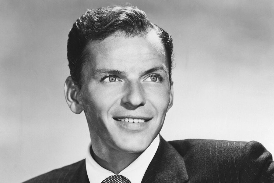 "По ночам я лаю на луну": неизвестная исповедь Фрэнка Синатры о том, как он переодевался женщиной и дружил с инопланетянами