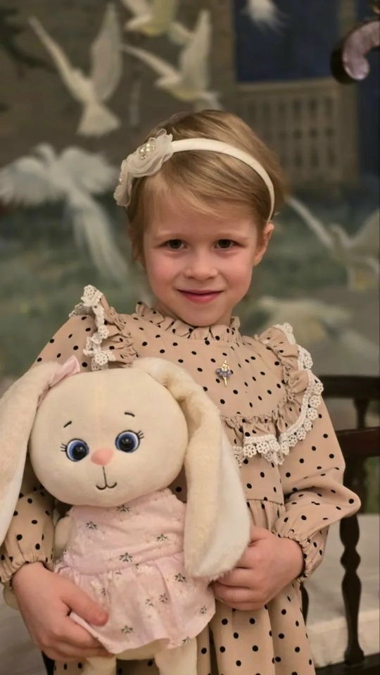 На первом фото - Серафима у кроватки. На втором фото снимок деформации бедра и укороченной ножки Серафимы.