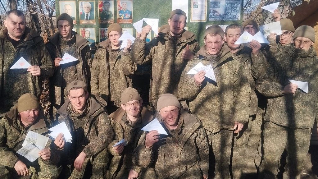     Бойцы СВО получили теплые письма от гайских школьников. Фото: школа № 10 Гая.