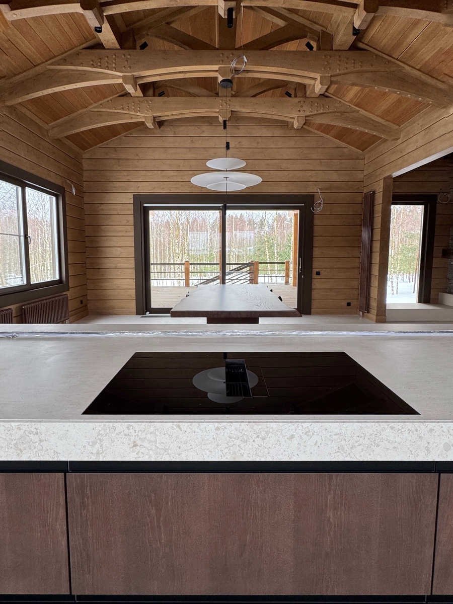 Кухня и столовая в загородном деревянном доме