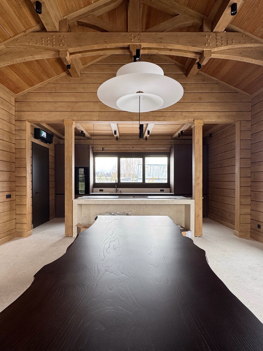 Кухня и столовая в загородном деревянном доме