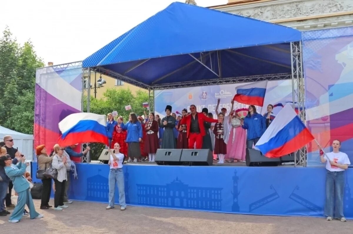    Представители живущих в Петербурге народов регулярно собираются, устраивая встречи и концерты.