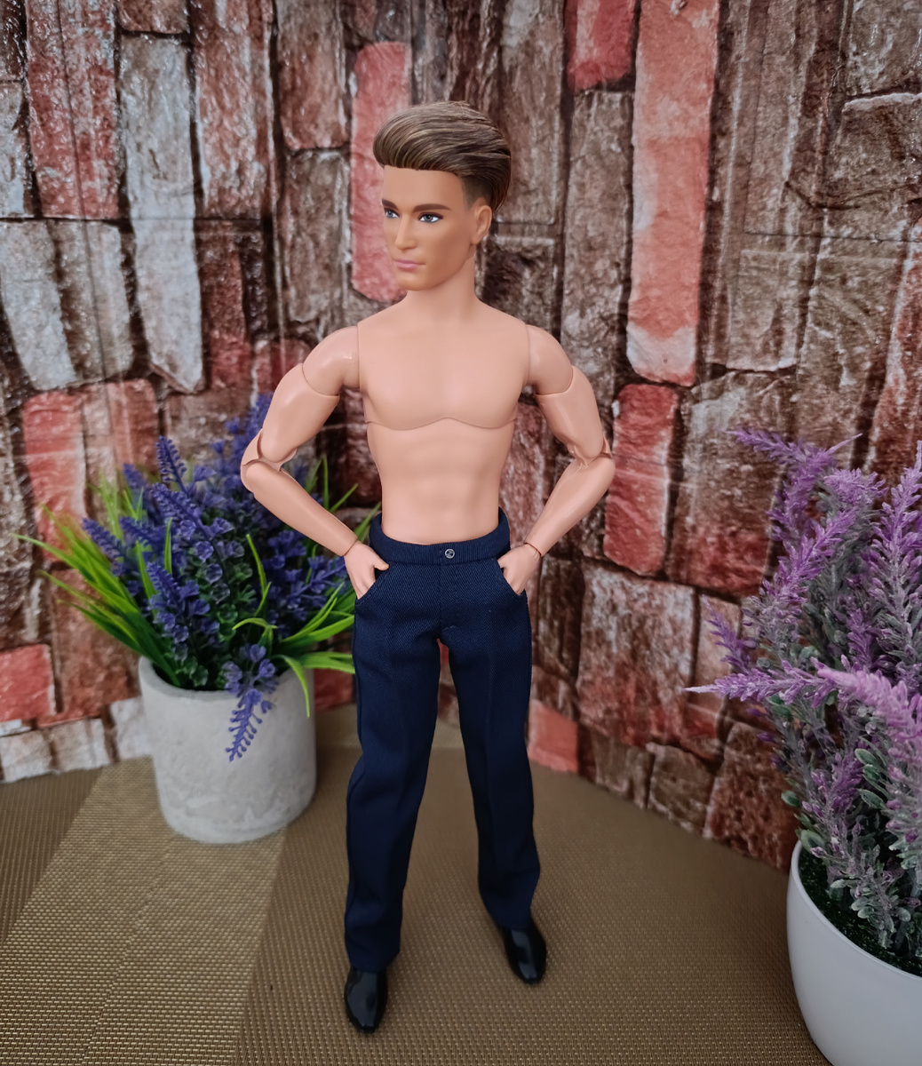 На Алехандро брюки с карманами и родные лоферы 