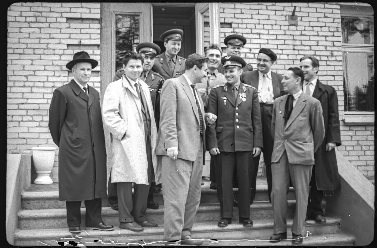 В верхнем ряду: Интезаров А.И., Кучеренко Г.А., Постников Г.Н., Кривоногов П.А., Жуков Н.Н., Фельдман В.П. В нижнем ряду: Мальцев П.Т., Самсонов М. И., Бут Н.Я., Гагарин Ю.А., Горпенко  А.А.