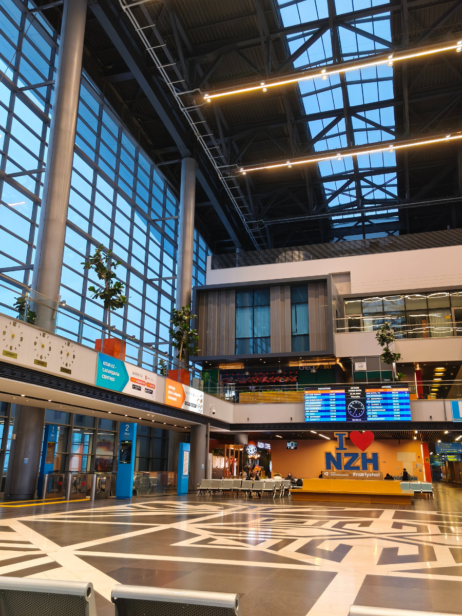Нурлы Жол внутри, вокзал понравился, очень симпатичный и современный