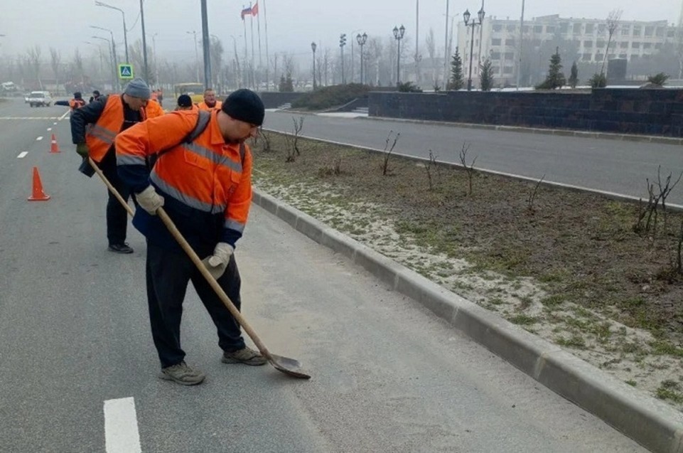    Автомагистрали города становятся чище. Фото: Администрация Мариуполя