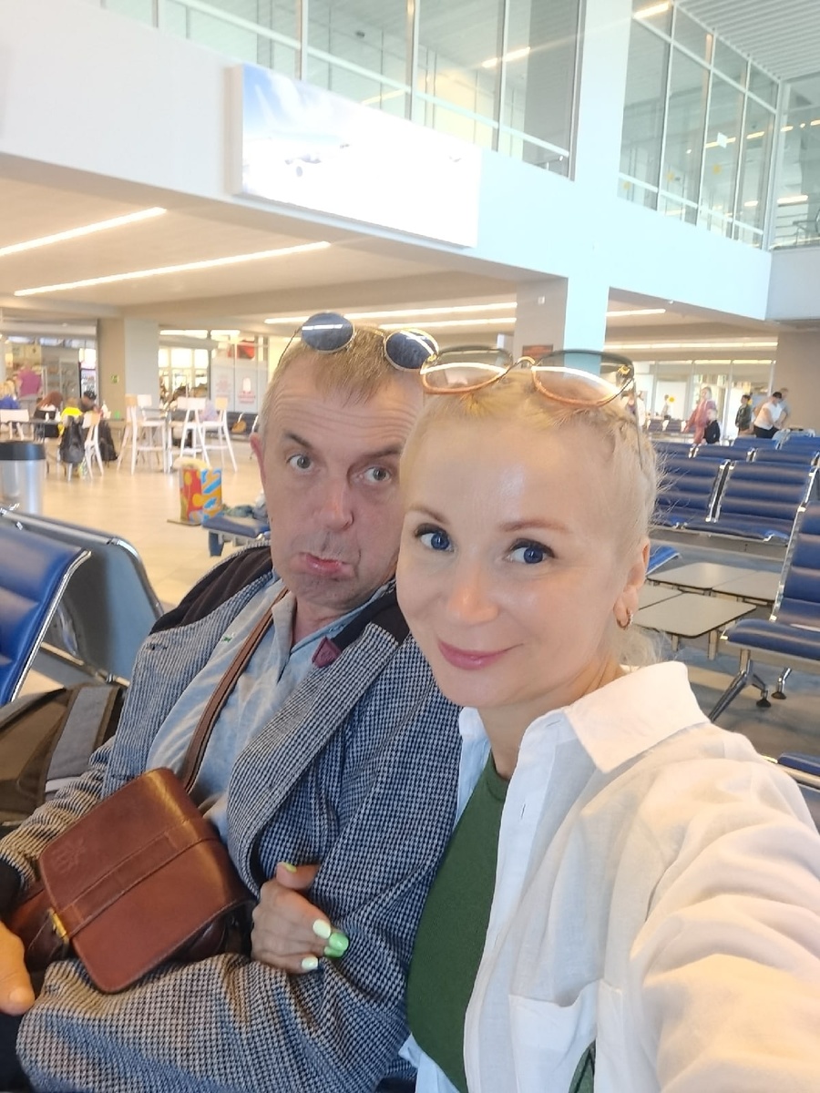 Мне 48, и мы летим, кажется, в Тунис. Не обращайте внимание на сидящего рядом мужика. Какой-то дурачок приклеился. 🤣