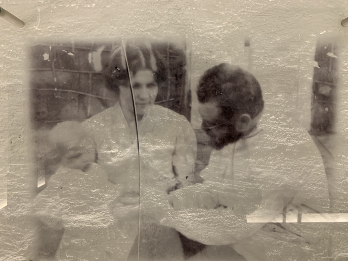 Анна Васильевна и Валентин Феликсович
Войно-Ясенецкие (будущий святитель
Лука) с ребенком (предположительно, первенцем Мишей)
• Около 1907-1908 гг. Автор сьемки не установлен.
Репродукция фото из архива Т.В. Войно-Ясенецкой