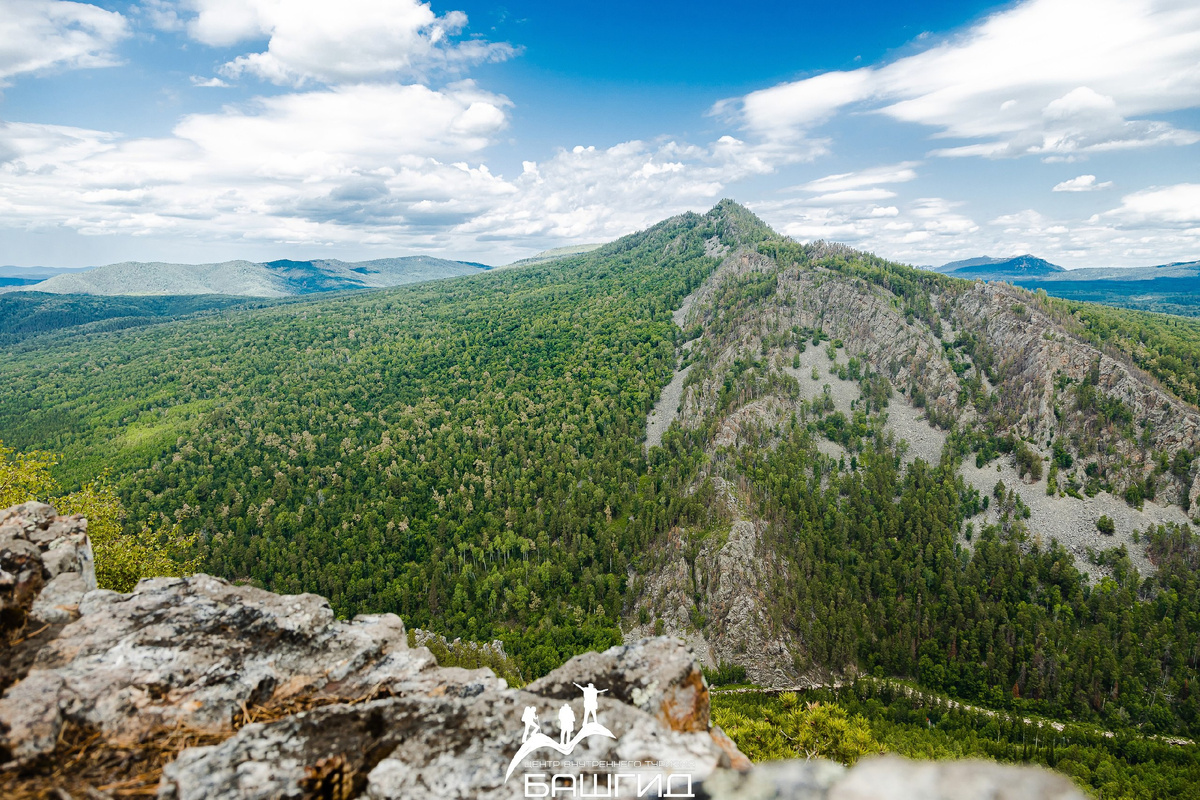 Фото Екатерины Кирилловой. Хребет Караташ, более известный как Айгирские скалы в Башкирии.