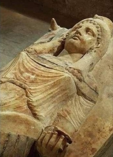 Кто лежит в великолепном саркофаге Крылатой дамы?