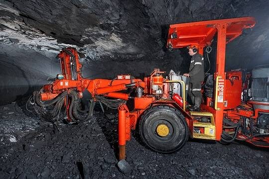 Тысячи шахтеров в Кузбассе остались без работы и зарплаты из-за закрытия угольных предприятий